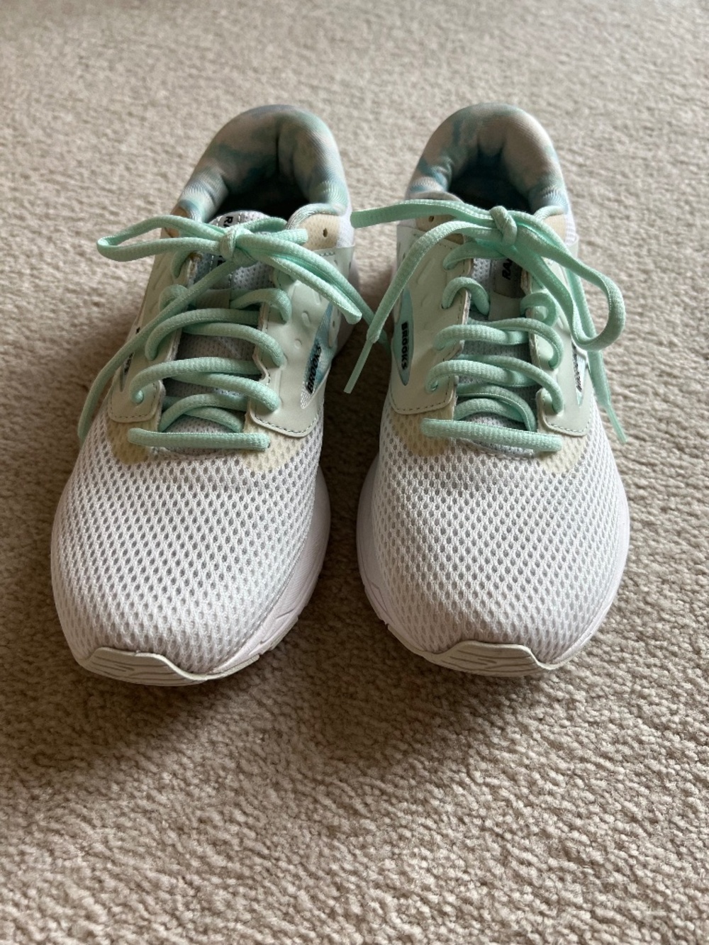 Brooks Women's White Trailner Size 6.5